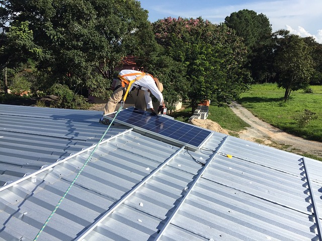 instalace solárních panelů na střechu