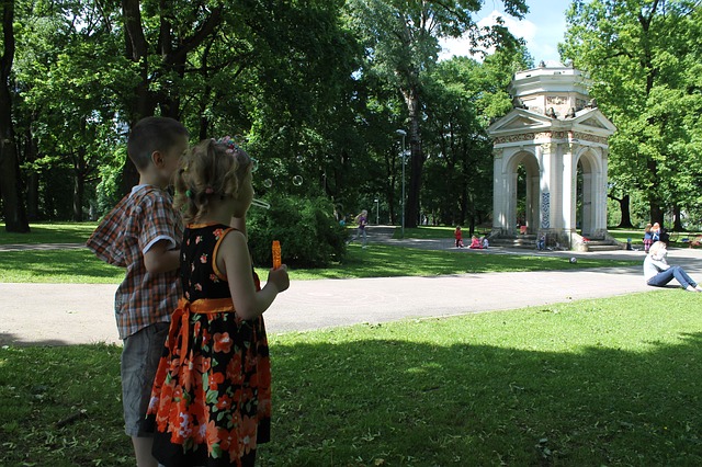 děti, park, kaplička